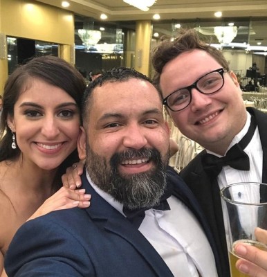 Los novios junto a Jorge Torres en una imagen para recordar siempre