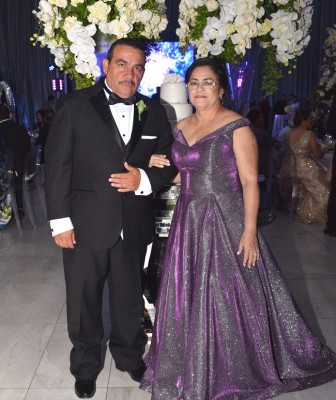 Los padres de la novia, Arahon Enamorado y Maritza X. Oyuela