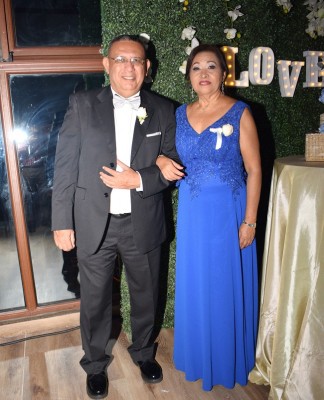 Los padres de la novia Juan Carlos Macías y Matilde de Macías