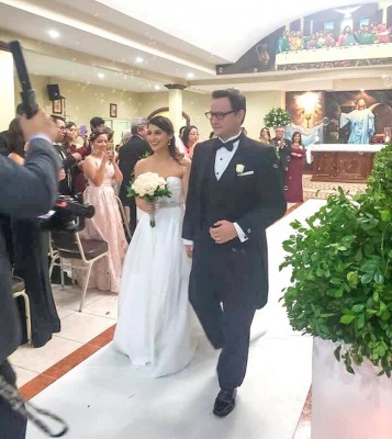 Los recien casados al momento de retirarse del altar concluyendo la ceremonia religiosa.