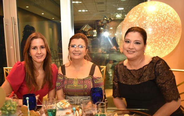 Lucia Mejía, Kathya Jones y Mónica Gallardo de Wolozny