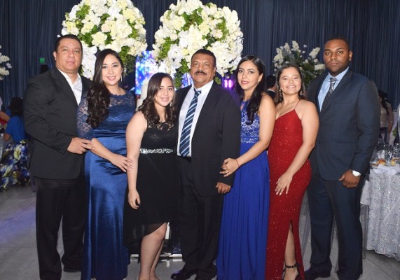 Mario Galindo, Evelyn Medina, Sara Michelle Medina, Wilfredo Medina, Belkis Medina, Emely Varela y Wilfredo Medina