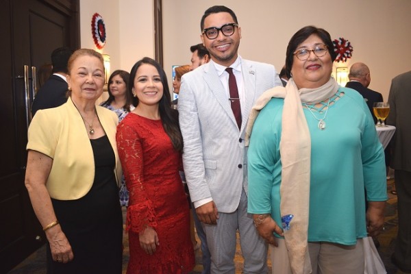 Martha de Valenzuela, Joseline Fuentes, Kelsey David y Silvia Zavala.