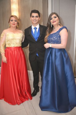 Mary Enamorado con el graduado Jonathan Argueta y Reyna Argueta.