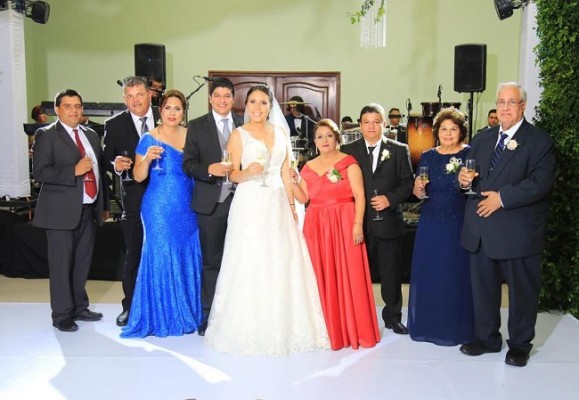 Mauricio Gutiérrez, Fredy y Sonia Pérez, los esposos Cruz-Pérez, Patricia Claros, Rafael Cruz, Sinaí Claros y Salvador Rivera, durante el brindis por la felicidad de los novios.