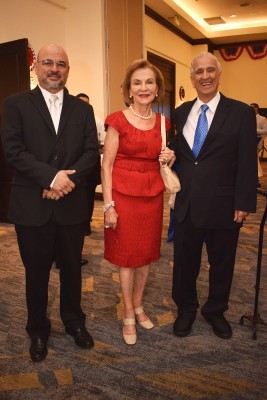 Michael, Gloria y Michel Hawit.