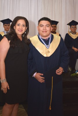 Nancy de Musleh junto al graduado Jorge Jamal Sikaffy