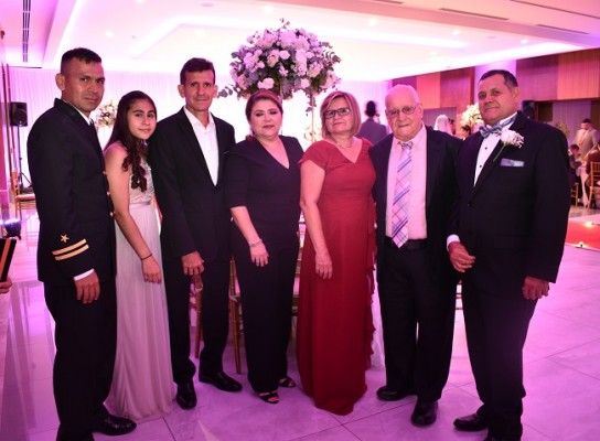 Nery Pineda, Adrianna Caraballo, Mauricio Pineda, Maritza de Pineda, Alma de Santana y Reinaldo Santana