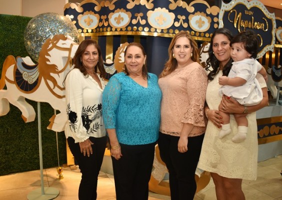 Odette Hawit de Daccarett y Helen de Daccarett, Helen Daccarett, Karen de Palma y Santiago Palma