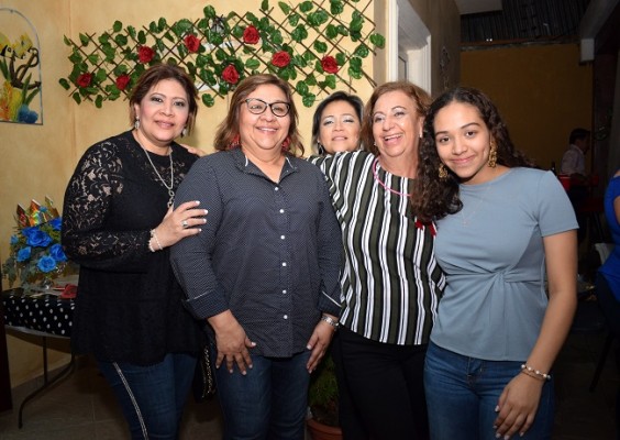 Patricia Gonzales, Mayra Morales, Cinthya Gonzales, Margarita Kawas y Alexandra Morales
