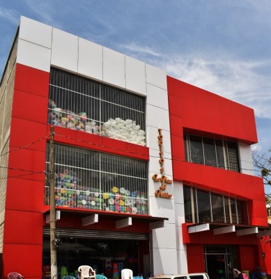 La tienda principal Toditos La Plaza del Plástico está ubicada en el barrio Medina
