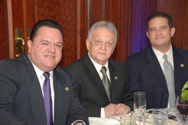 Tony Medina, Carlos Bueso y John Steiner.