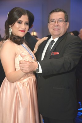 Valeria Velásquez junto a su padre Orlando Velásquez