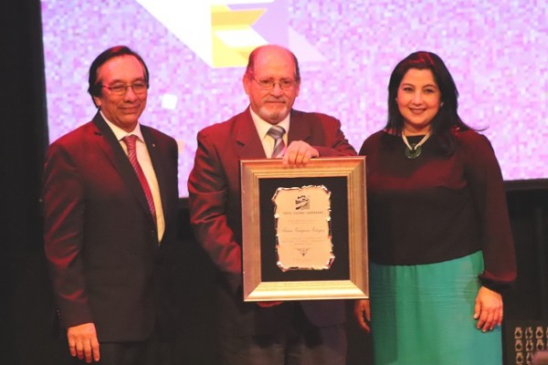 Víctor Manuel Rodríguez y Francia Quintana fueron los encargados de entregarle la placa de reconocimiento al artista Antonio Vinciguerra.