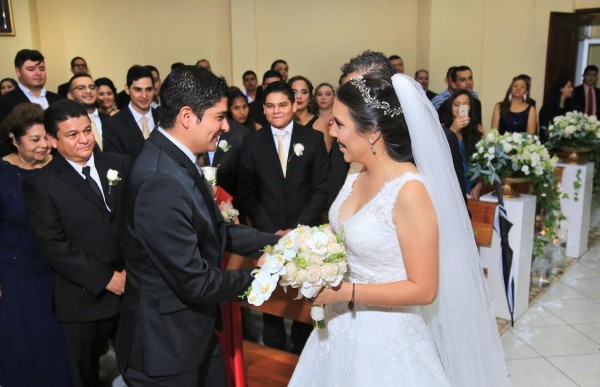 Rafael Alejandro Cruz Claros y Tany Michelle Pérez Lara llegando al altar