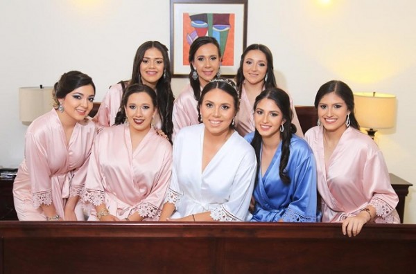 Un vistazo al backstage de la novia con su cortejo de hermosas damas