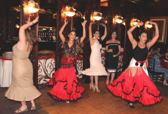 El colorido y vibrante baile flamenco en la despedida de soltera de Audrey