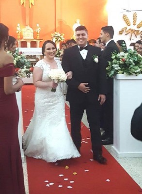 La sonrisa de la novia parecía complementar el torrente de emociones al salir del recinto eclesiástico. Orlando y Dariela fueron declarados esposos en una noche sin comparación alguna.