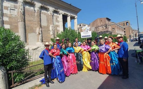 Zorzales de Sula en Italia, por primera vez un grupo folklorico hondureño baila en Roma