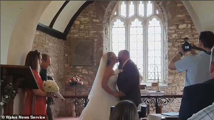 Invitados fueron a un bautizo que de pronto se convirtió en boda (+video)