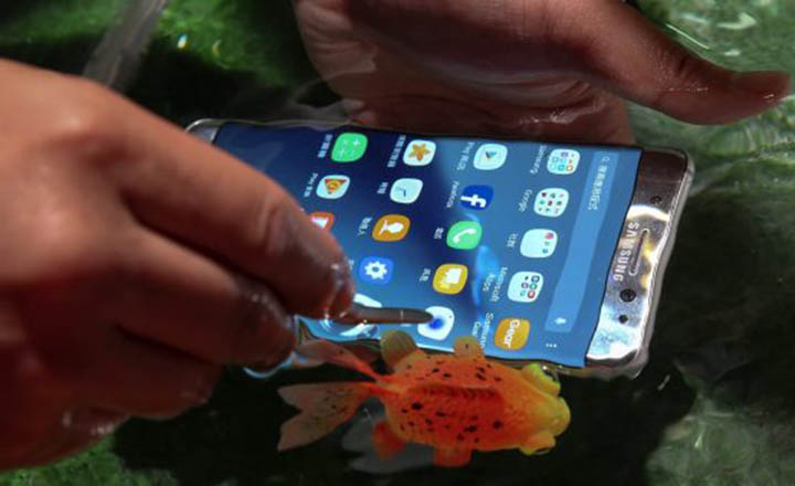 Demandan a Samsung por engañar sobre impermeabilidad del Galaxy