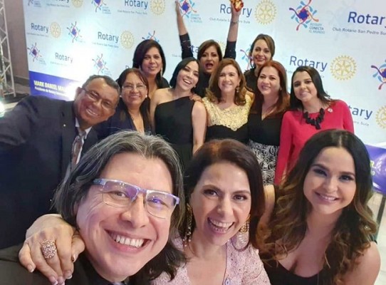 Rider Andino, Carolina de David, María Luisa Fernández, Jackie Amaya, Sulim Trejo y Any Santos-Andino, entre otros durante la toma de posesión de la nueva junta directiva de San Pedro Sula Rotary Club.