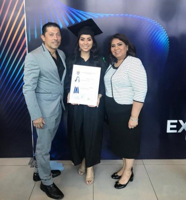 Andrea Henriquez Castro se graduo de doctora en cirujia dental...en la imagen con sus padres, Juan Carlos y Carolina Castro