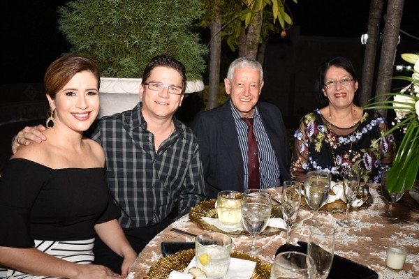 Andrea y Jordi Nacher con Francisco Reynaud Prieto y Mercedes de Reynaud