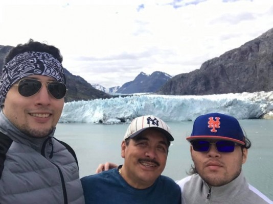 Antonio Barrera con sus hijos Anthony y Antoine de vacaiones por Alaska
