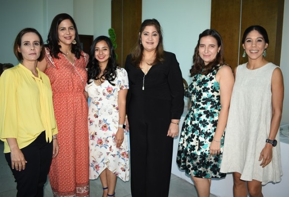 Ayda Giacoman, Doris Peña, Stephanie Castro, Isabel Sabillon, Victoria Guzmán y Sandra Di Palma