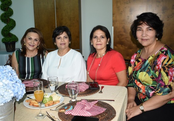 Betty de Soto, Linda de Crespo, Roxana de Suazo y Flor de Poujol