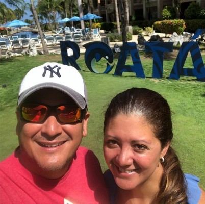 Carlos Medina con su esposa disfrutando en Roatán