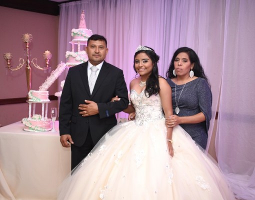 Carlos Pineda, junto a su hija, Dianna Ashley Pineda Rivera y su madre, Ericka Rivera Ulloa.