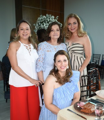 Carolina de Fernández, Miriam de Bendaña, Alejandra Mendieta y Carmen de Bendaña