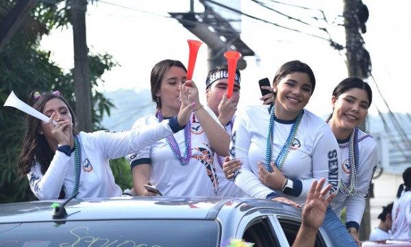 Collares de colores distinguían a los jovencitos, dignos para la gran fiesta que les esperaba.