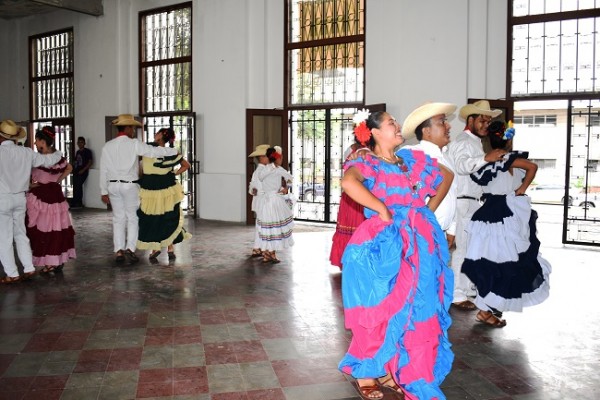 Con la visión de promover el arte y la cultura nacional, grupos de danza folklórica participaron en el recorrido artístic