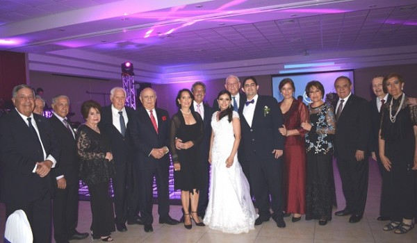 Familiares y amistades de los novios celebraron junto a ellos su gran noche de bodas