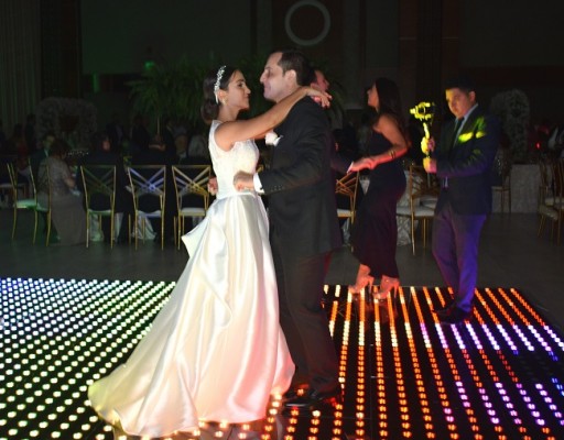 Javier y Audrey compartieron en la pista de baile su primera melodía como esposos