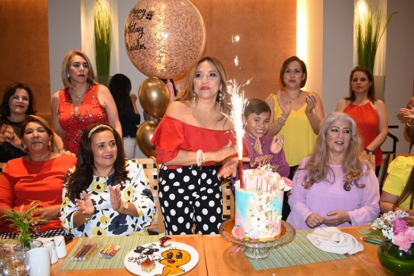 Marielos apagó la vela de su cumpleaños esperando que los deseos más profundos de su corazón se cumplieran