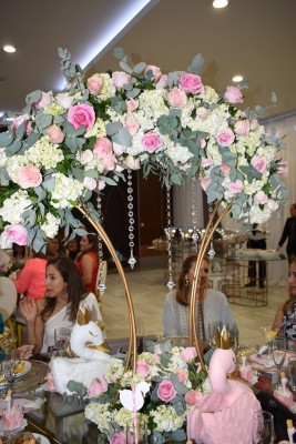 El aroma de las flores pareció invadir el recinto de celebración, haciendo de aquella cálida tarde un encuentro memorable en honor al próximo advenimiento de la primer heredera de los Handal-Hernández