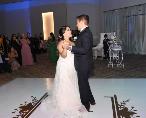 Lorraine y Carlos bailaron su primer vals como esposos al son de You'll Be in My Heart de Phil Collins 