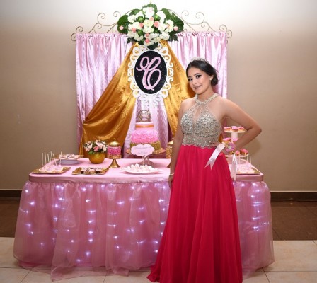 Valeria Cecilia Arévalo Maldonado brilló con luz propia en su noche de quinceañera