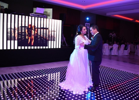 Los novias bailan su primera melodía como esposos en su gran noche de bodas