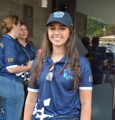 La presidenta e los seniors 2020 de la EIS, Katherine Celeste Fajardo