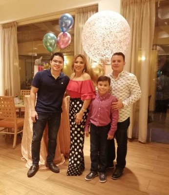 Edwin Gutiérrez, Marielos, Alejandro y Cristian Gutiérrez, esposo de la cumpleañera