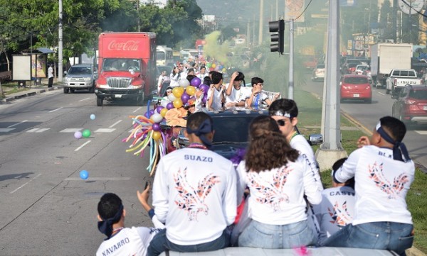 El bulevar del norte se llenó de globos y humo de muchos colores durante la senior entrance.