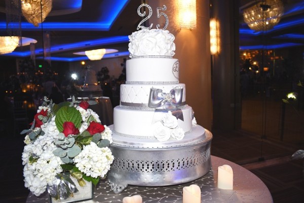 El delicioso pastel fue elaborado por Nadia Canahuati de Signature Cakes