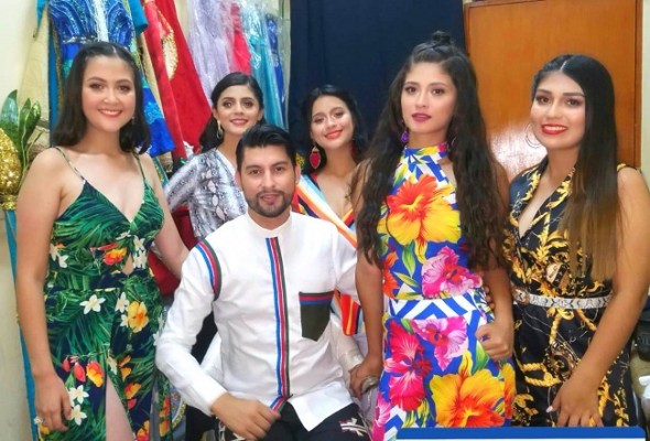 El diseñador copaneco Dennys Díaz se lució con sus creaciones en la elección de las reinas de las fiestas patronales de Santa Rosa de Copán... La Sultana de Occidente está de fiesta en este mes de agosto...