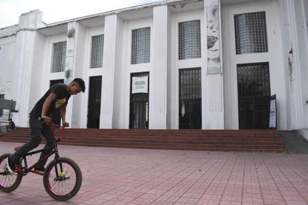 El grupo de chicos BMX hicieron sus piruetas frente a la fachada de La Plaza de la Cultura