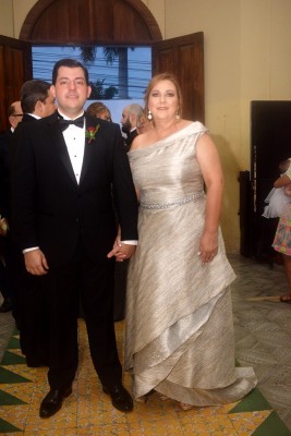El novio, Gustavo Robelo junto a su distinguida madre, Carola Mestayer.